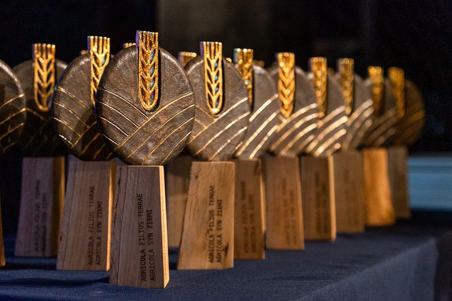 Fot. statuetki Agricola-Syn Ziemi, fot. Szymon Zdziebło/www.tarantoga.pl dla UMWKP