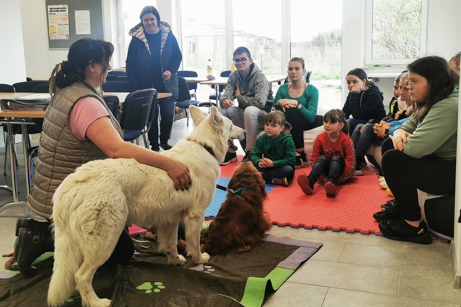 Dogoterapia w Klubie Młodzieżowym w Radzimiu, organizowany przez RLKS Krajna, fot. RLKS Krajna