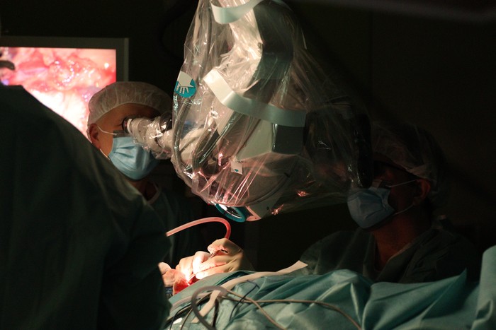 Prof. Józef Mierzwiński w trakcie operacji, fot. Wojewódzki Szpital Dziecięcy w Bydgoszczy