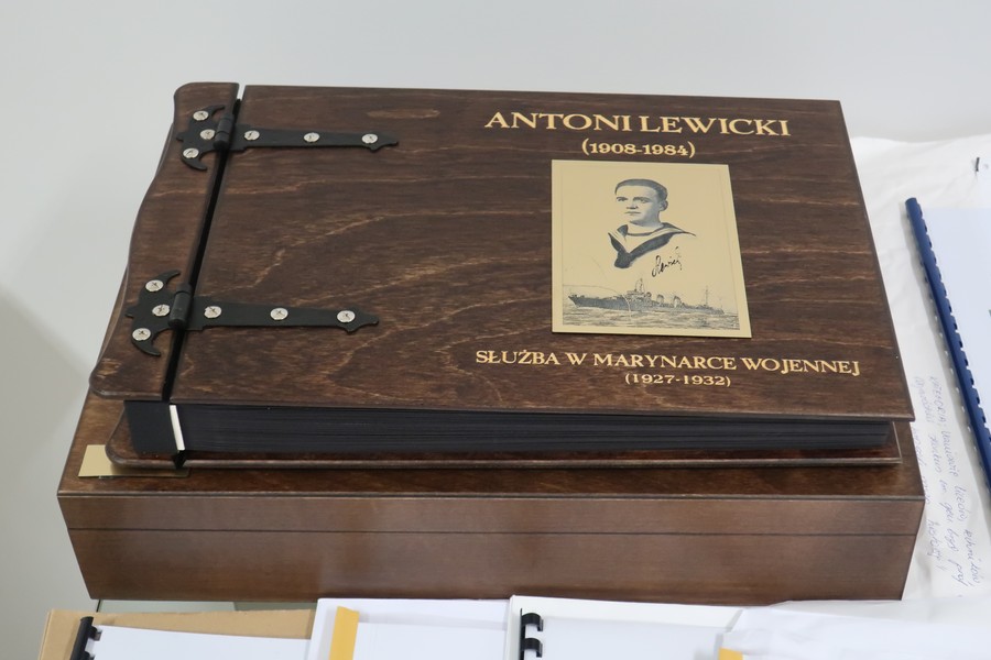 Prace w konkursie „Oni tworzyli naszą historię”, fot. Departament Edukacji UMWKP