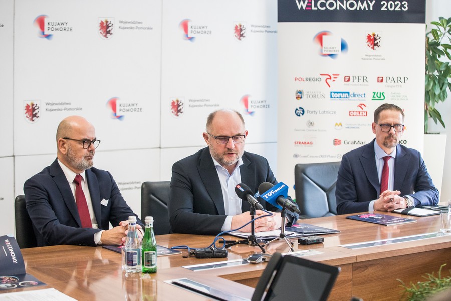 Zaproszenie na Welconomy. Konferencja prasowa marszałka Piotra Całbeckiego i dr. Jacka Janiszewskiego, fot. Andrzej Goiński/UMWKP