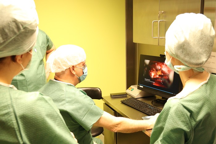 Prof. Józef Mierzwiński w trakcie operacji, fot. Wojewódzki Szpital Dziecięcy w Bydgoszczy