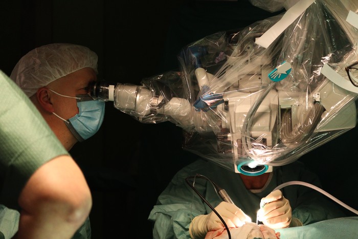 Prof. Józef Mierzwiński w trakcie operacji, fot. Wojewódzki Szpital Dziecięcy w Bydgoszczy