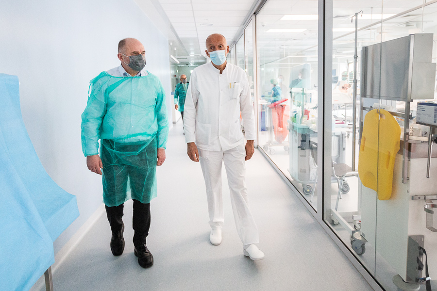 Wizyta marszałka Piotra Całbeckiego i dziennikarzy w nowym budynku głównym WSZ, fot. Szymon Zdzieblo/tarantoga.pl dla UMWKP