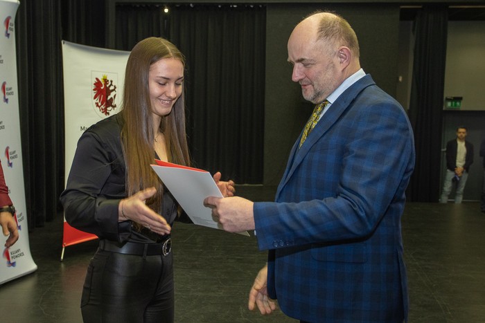 Zofia Więcławska otrzymuje dyplom z rąk marszałka województwa, fot. Mikołaj Kuras dla UMWKP