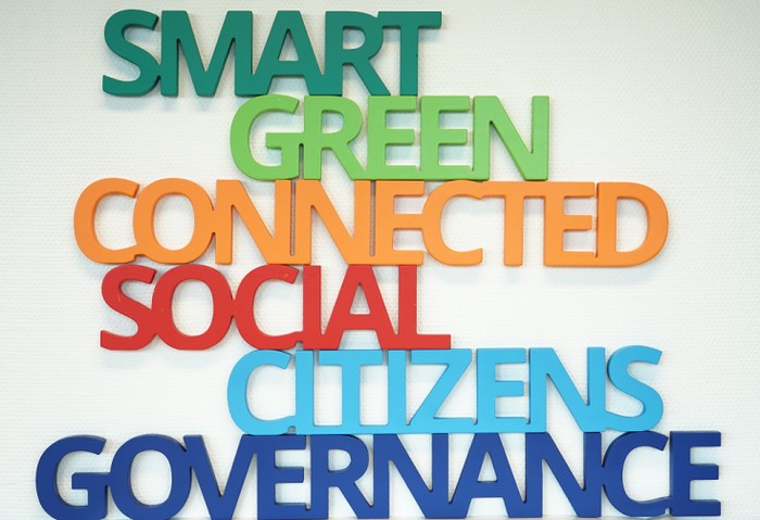 Drewniane hashtagi każdego tematu ułożone jeden na drugim