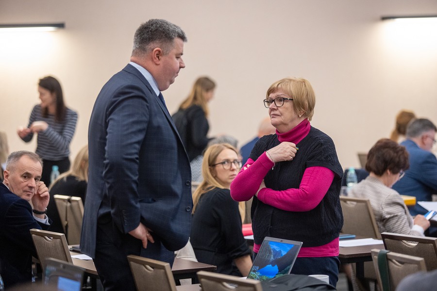 Rozmawiają dyrektor Departamentu Spraw Społecznych i Zdrowia UM Krystyna Żejmo-Wysocka i dyrektor Wojewódzkiego Urzędu Pracy Łukasz Jaworski, fot. Mikołaj Kuras dla UMWKP