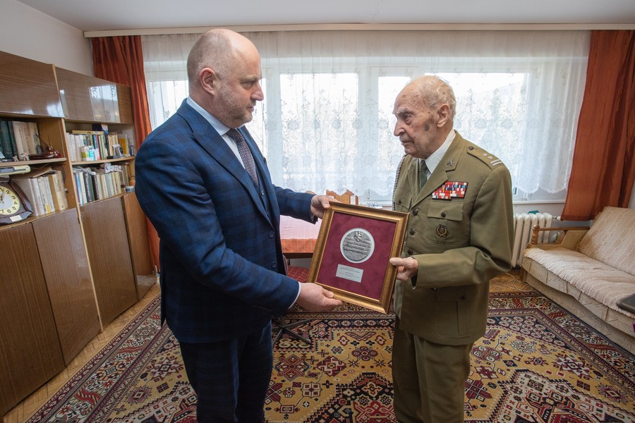 Medal Unitas Durat dla Józefa Kalwejta, fot. Mikołaj Kuras dla UMWKP
