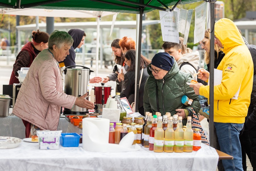 Wiosenny jarmark przed urzędem, fot. Szymon Zdziebło/www.tarantoga.pl dla UMWKP