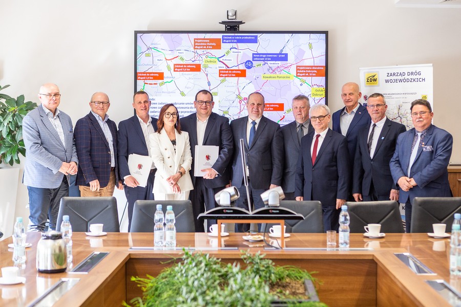 Podpisanie umów na drogi, fot. Szymon Zdziebło/tarantoga.pl dla UMWKP