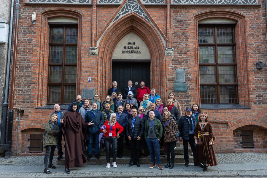 Uczestnicy forum zwiedzają Toruń, fot. Mikołaj Kuras dla UMWKP