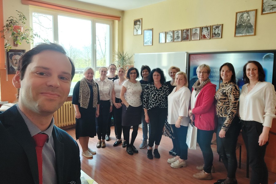 Uczestniczki i prowadzący kurs muzyki w Strzelnie