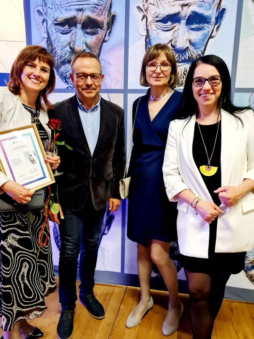 Dyrekcja szkoły wraz z laureatką nagrody z roku 2022 i prof. R. Lepperte