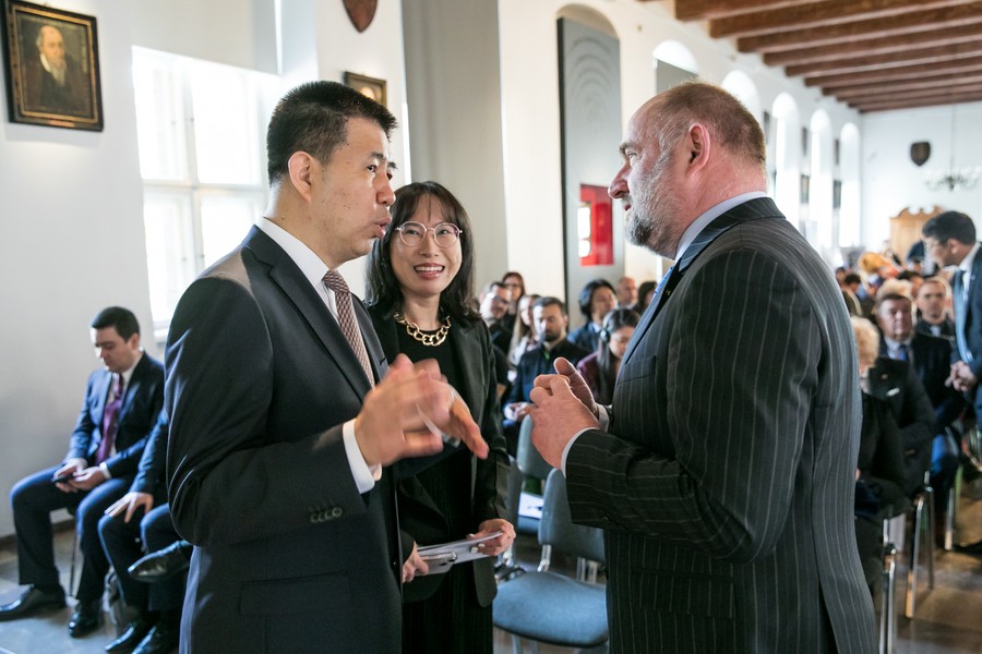 Kongres Azjatycki w Toruniu: marszałek Piotr Całbecki w rozmowie z ambasadorem Chin Sun Linjiangiem, fot. Andrzej Goiński/UMWKP