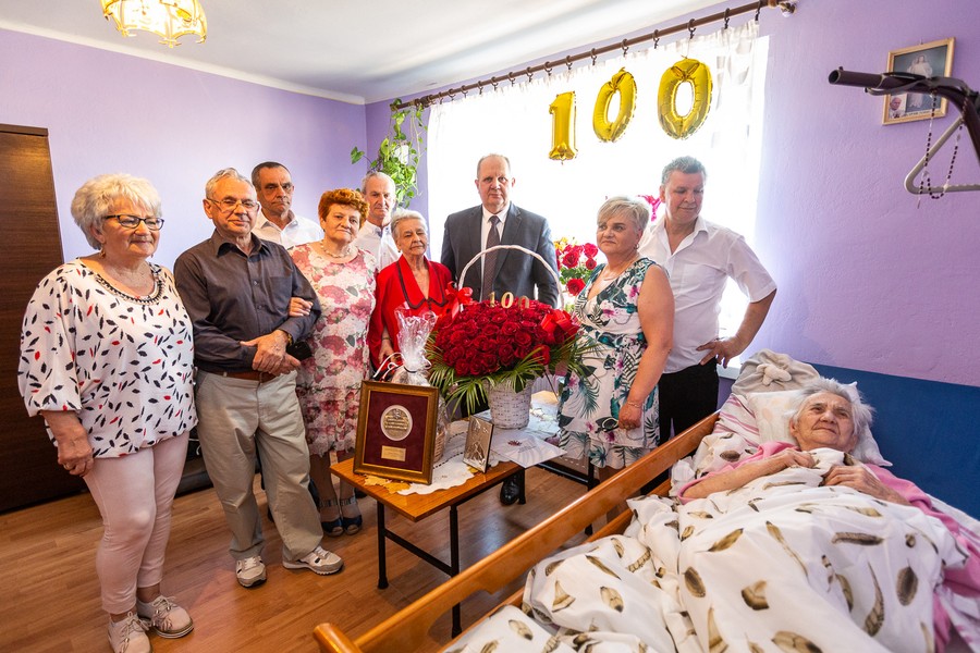 Wręczenie medalu Unitas Durat Stanisławie Wółkiweicz, fot. Szymon Zdziebło/tarantoga.pl dla UMWKP