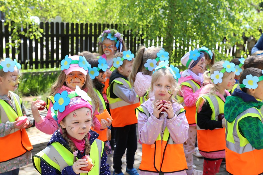 Uczniowie przebrani za niezapominajki, fot. Rafał Borzyszkowski