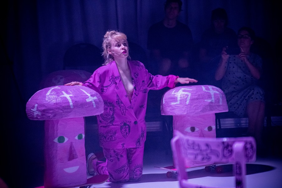 Zdjęcie z próby medialnej spektaklu „Dropie”, Teatr im. Wilama Horzycy w Toruniu, fot. Wojtek Szabelski