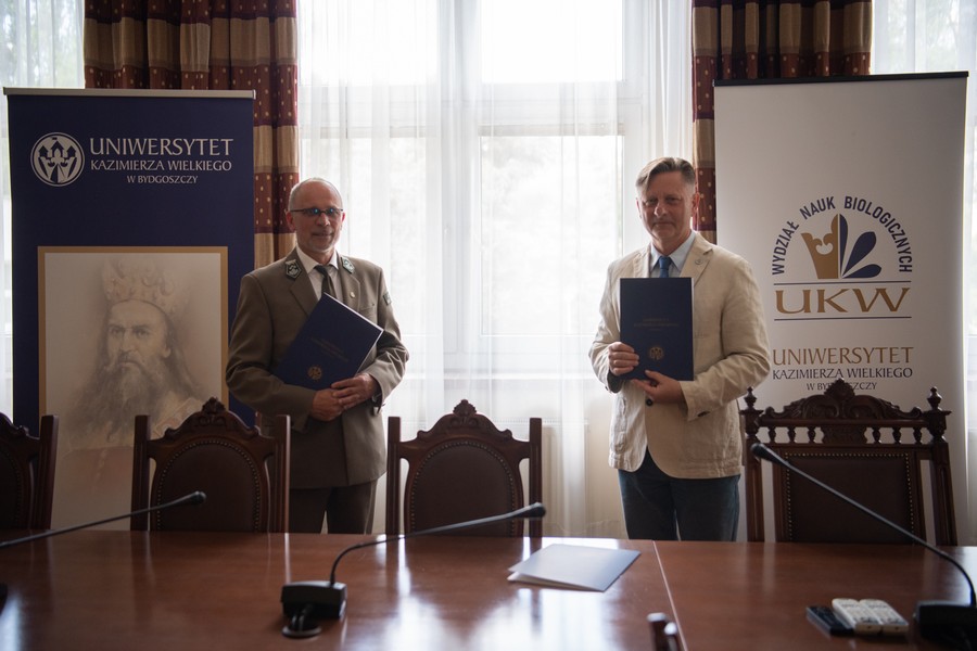 Pamiątkowe zdjęcie po podpisaniu umowy, fot. Magdalena Sikorska-Cupa