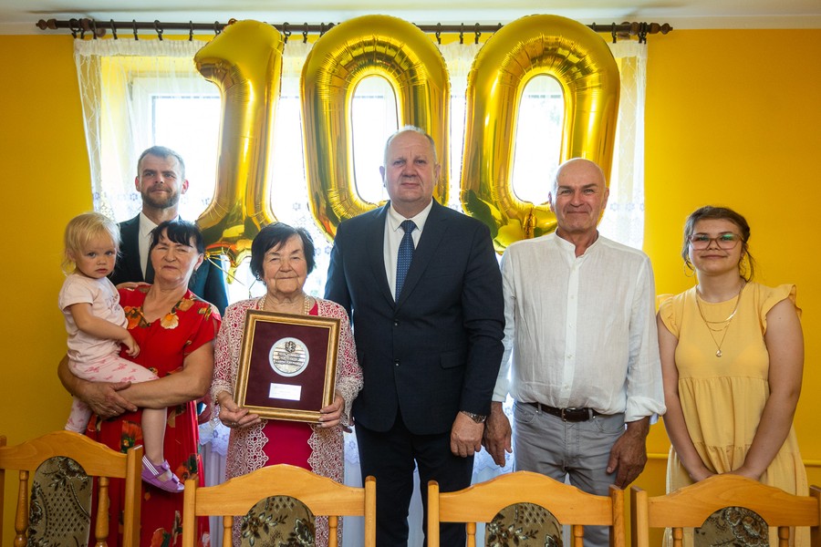 Wręczenie medalu Unitas Durat Halinie Pniewskiej, fot. Szymon Zdziebło tarantoga.pl dla UMWKP