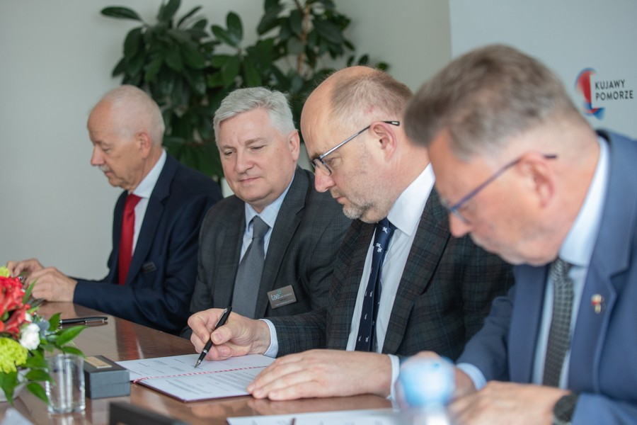 Podpisanie umów na sprzęt medyczny dla Centrum Onkologii, fot. Mikołaj Kuras dla UMWKP