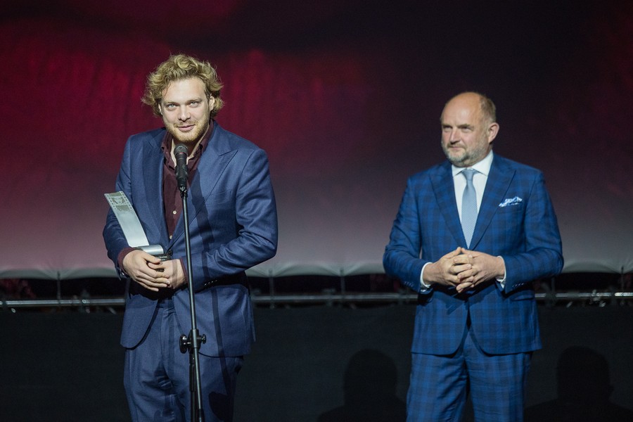 Wręczenie nagrody marszałka dla Piotra Packa podczas gali otwarcia Tofifest. Fot. Mikołaj Kuras dla UMWKP