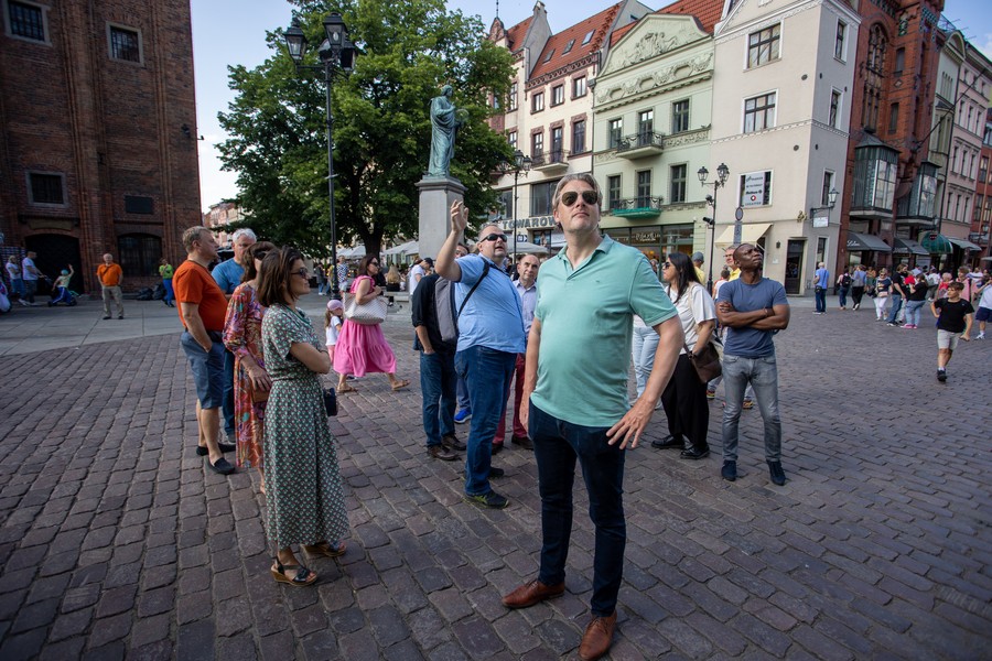 Uczestnicy wyjazdowego posiedzenia Komisji NAT zwiedzają Toruń, fot. Mikołaj Kuras dla UMWKP