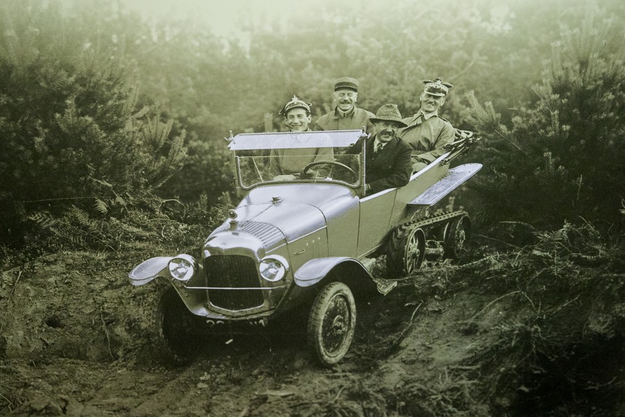 Generał Władysław Sikorski (pierwszy z prawej) w Parchaniu na Kujawach, lata trzydzieste XX wieku, reprodukcja zdjęcia Andrzej Goiński/UMWKP