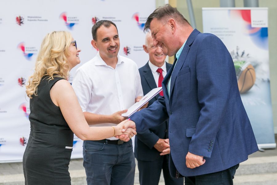 Wręczenie umów na małą infrastrukturę sportową i przyszkolne sale gimnastyczne, fot. Andrzej Goiński/UMWKP
