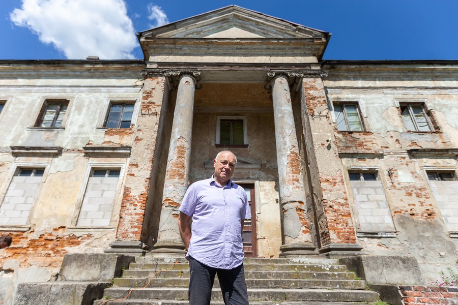 Adam Sczaniecki na tle pałacu w Nawrze, fotografia autorstwa Szymona Zdziebło/tarantoga.pl dla Urzędu Marszałkowskiego Województwa Kujawsko-Pomorskiego