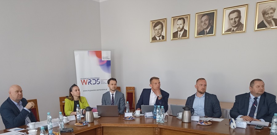 Przewodniczący Zespołu ds. polityki gospodarczej, rynku pracy i strategii rozwoju województwa i zaproszeni goście podczas posiedzenia w dniu 12.06.2023, fot. Jarosław Łączny