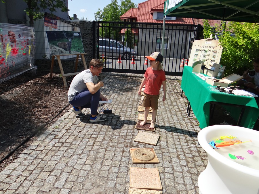 Zdjęcie przedstawia chłopca przechodzącego przez ścieżkę sensoryczną