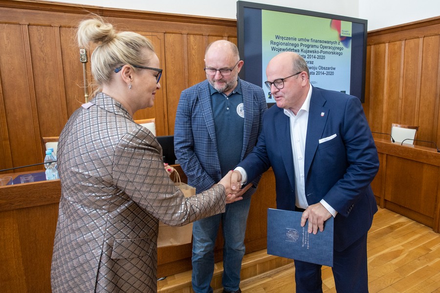 Uroczystość przekazania umów o dofinansowanie projektów, fot. Mikołaj Kuras dla UMWKP