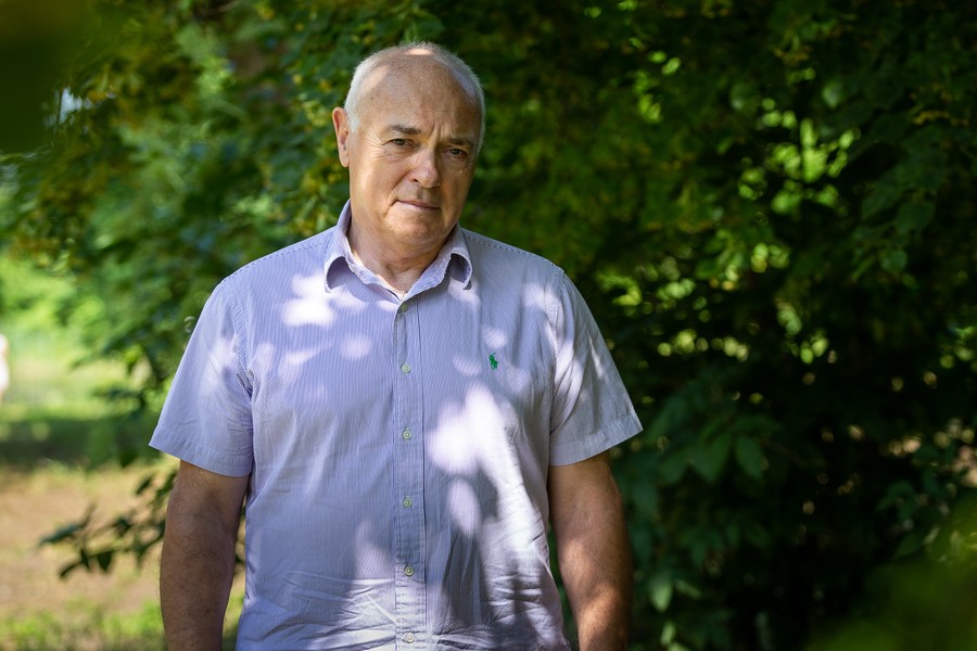 Adam Sczaniecki na tle zielonego drzewa, fotografia autorstwa Szymona Zdziebło/tarantoga.pl dla Urzędu Marszałkowskiego Województwa Kujawsko-Pomorskiego