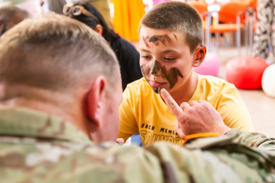 Żołnierze USA z wizytą w oddziałach dziecięcych WSZ w Toruniu, fot. Szymon Zdziebło/tarantoga.pl dla UMWKP