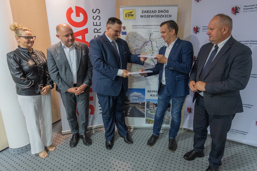 Podpisanie umowy na modernizację drogi wojewódzkiej nr 269, fot. Mikołaj Kuras dla UMWKP