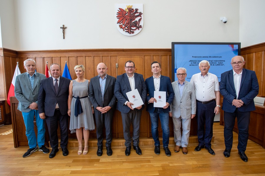 Podpisanie umowy na modernizację drogi nr 546, fot. Mikołaj Kuras dla UMWKP