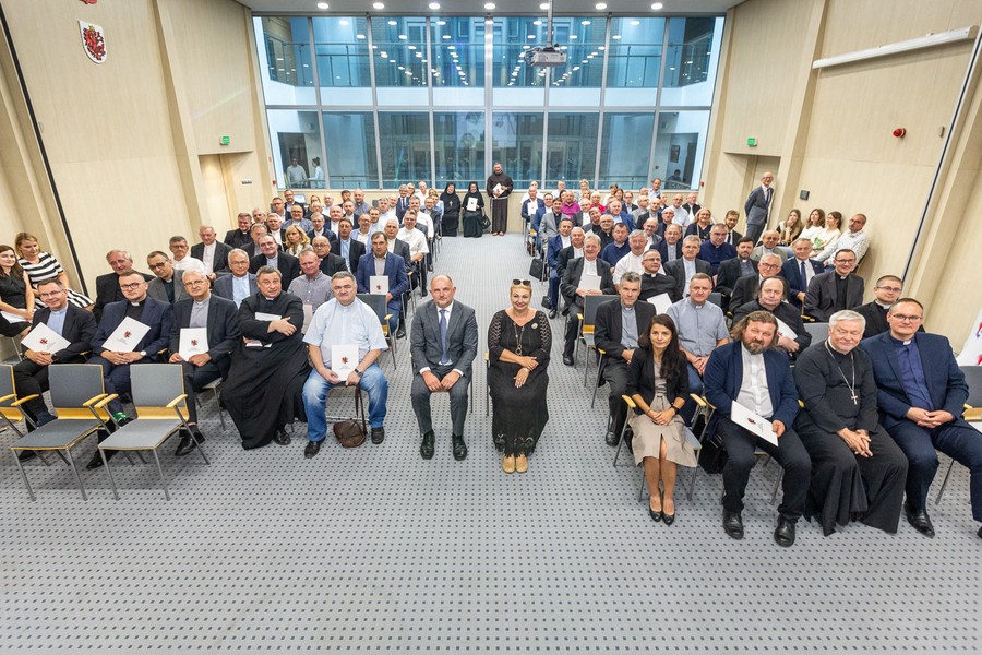 Wręczenie umów dotacyjnych na restaurację zabytków, fot. Szymon Zdziebło/tarantoga.pl dla UMWKP