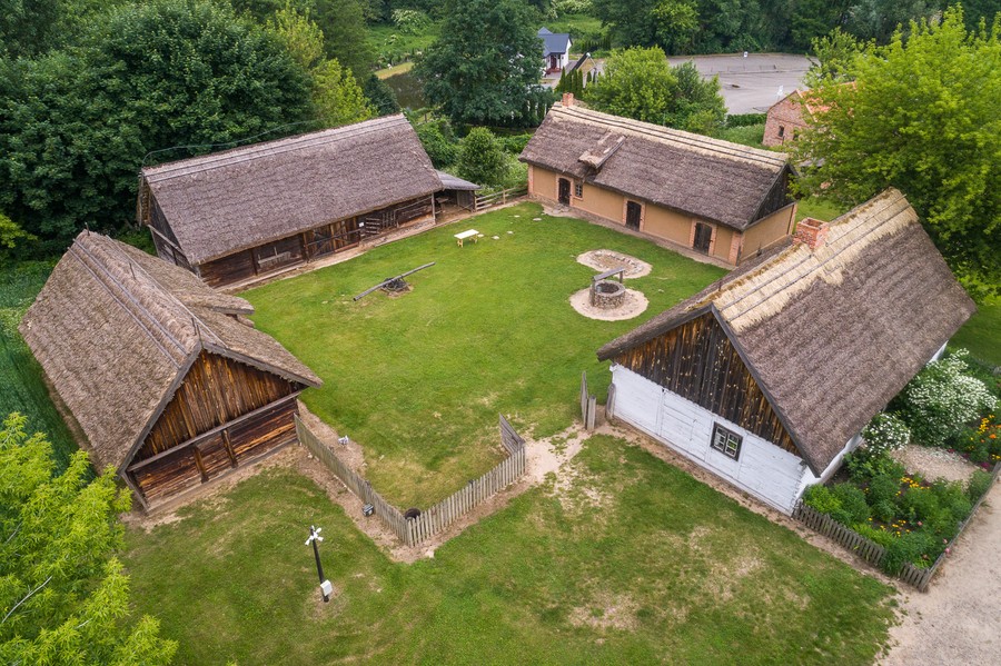 Skansen w Kłóbce - fot. Szymon Zdziebło www.tarantoga.pl dla UMWKP