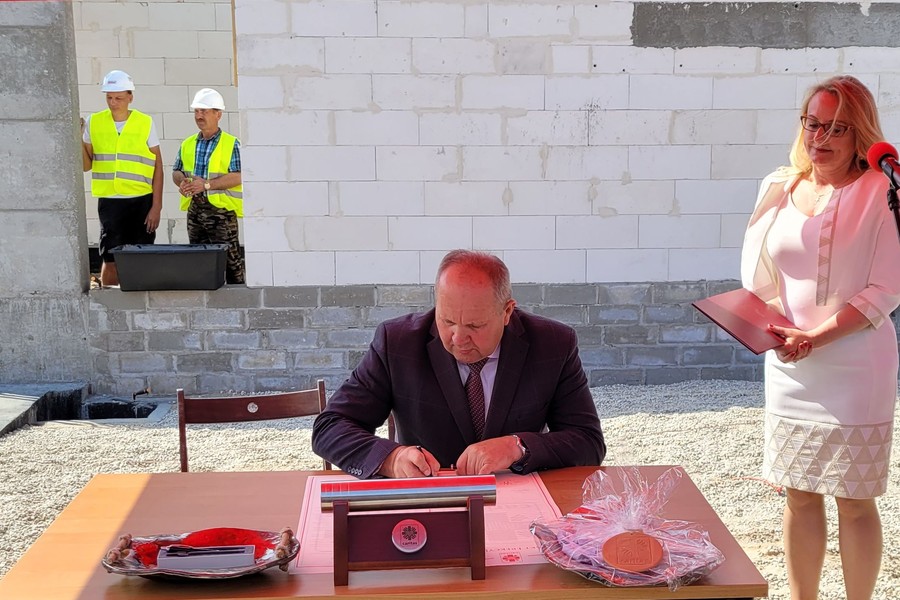 Wmurowanie aktu erekcyjnego pod magazyn banku żywności Caritas w Grudziądzu, fot. Michał Czepek