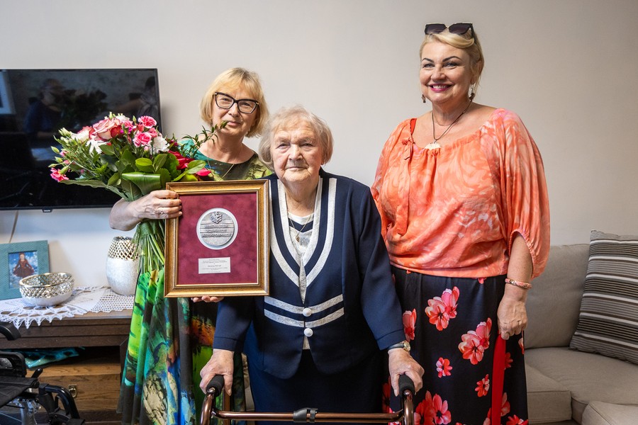 Pani Marianna Pilarczyk z córką i przewodniczącą sejmiku Elżbietą Piniewską, fot. Szymon Zdziebło tarantoga.pl dla UMWKP