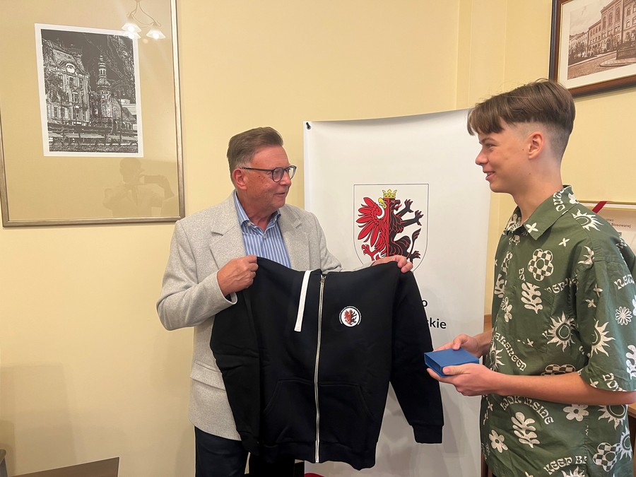 Wicemarszałek Zbigniew Ostrowski i laureat stypendium Michał Barański