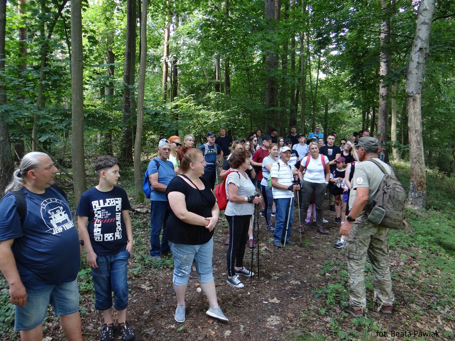 Przewodnik Lesław Urbankiewicz opowiadający o terenie, fot. Julita Żabecka