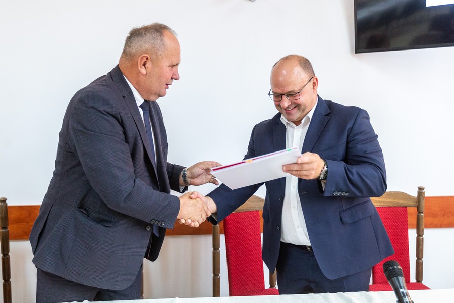 Wręczenie umów na małą retencję, fot. Szymon Zdziebło/tarantoga.pl dla UMWKP