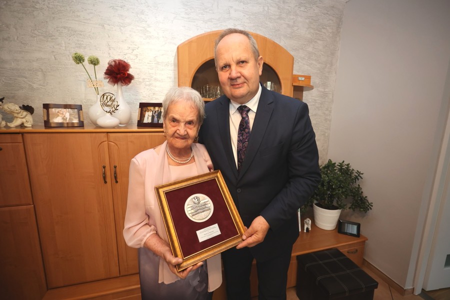 Wręczenie medalu Unitas Durat Wandzie Pawlikowskiej, fot. Mikołaj Kuras dla UMWKP