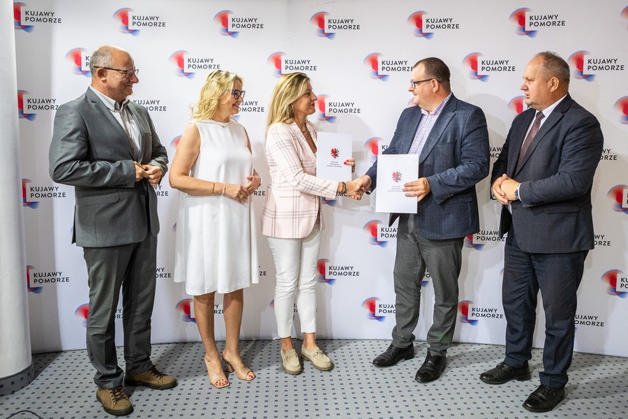 Podpisanie umowy na modernizację drogi wojewódzkiej nr 266, fot. Szymon Zdziebło/tarantoga.pl dla UMWKP