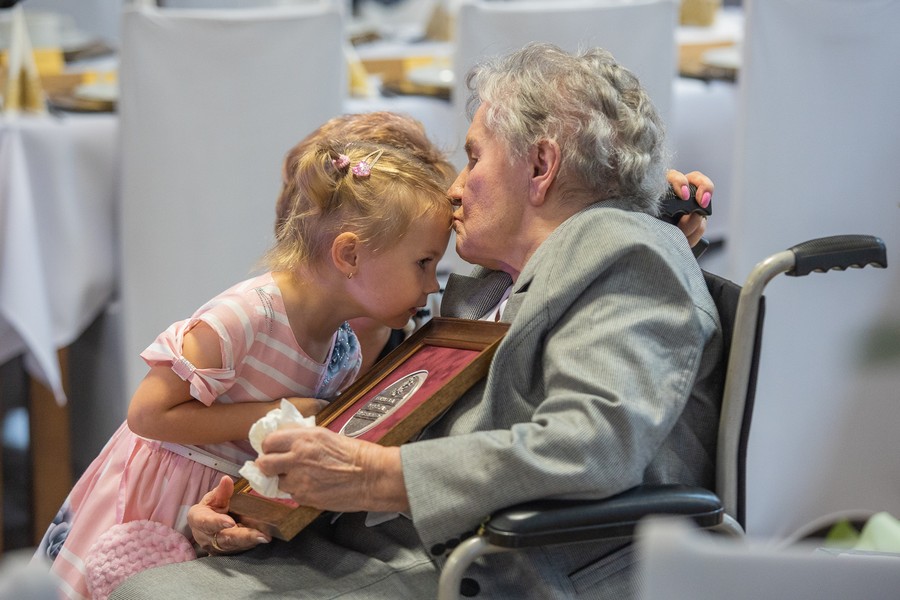 Wręczenie medalu Helenie Żuralskiej, fot. Mikołaj Kuras dla UMWKP