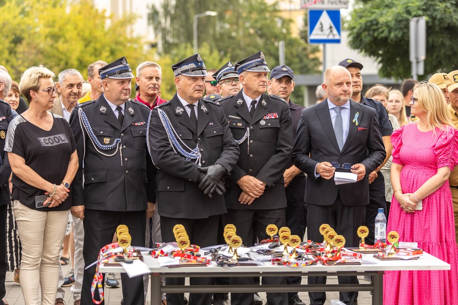 Uroczystość przekazania nowych wozów bojowych formacjom OSP, fot. Szymon Zdziebło/tarantoga.pl dla UMWKP