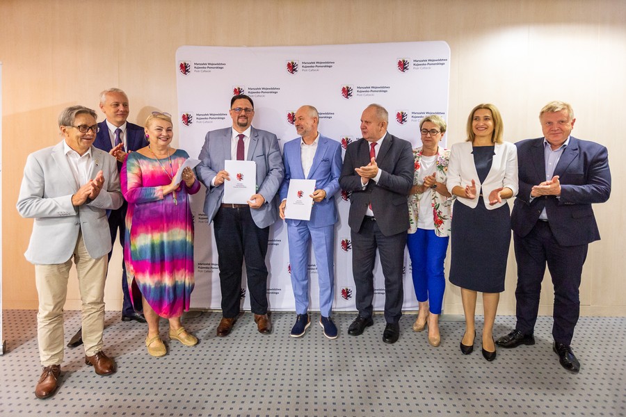 Podpisanie umowy na zaprojektowanie obwodnicy Tucholi, fot. Szymon Zdziebło/tarantoga.pl dla UMWKP