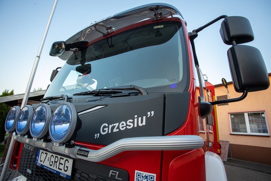 Przekazanie wozu ratowniczo-gaśniczego dla OSP Biskupice, fot. Mikołaj Kuras dla UMWKP