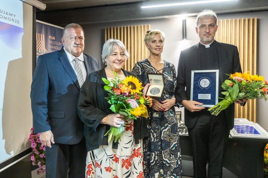 Wręczenie medali Hereditas Saeculorum, fot. Szymon Zdziebło/tarantoga.pl dla UMWKP
